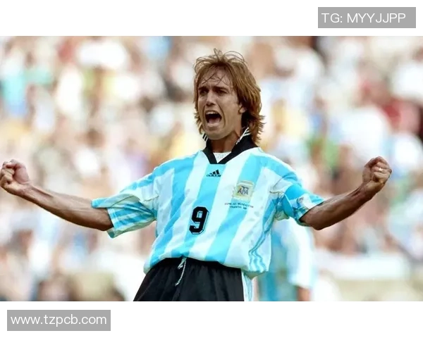 退役足球传奇再现辉煌岁月,海报设计彰显英雄本色与激情燃烧的岁月